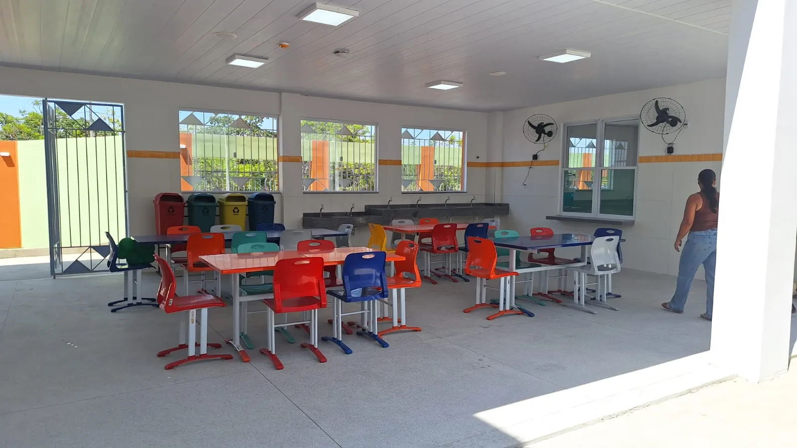 Emília Corrêa entrega nova escola no 17 de Março e destaca educação como prioridade da gestão