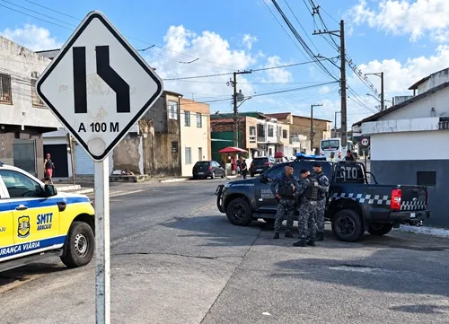 Agentes da GM e SMTT posicionados para impedir a saída dos coletivos da Modelo.