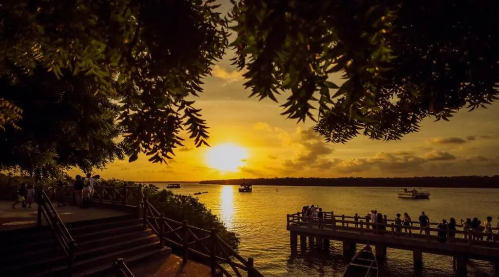Às margens do Rio Vaza-Barris, a Orla Pôr do Sol tem belas paisagens e dispõe de opções de passeios de barco