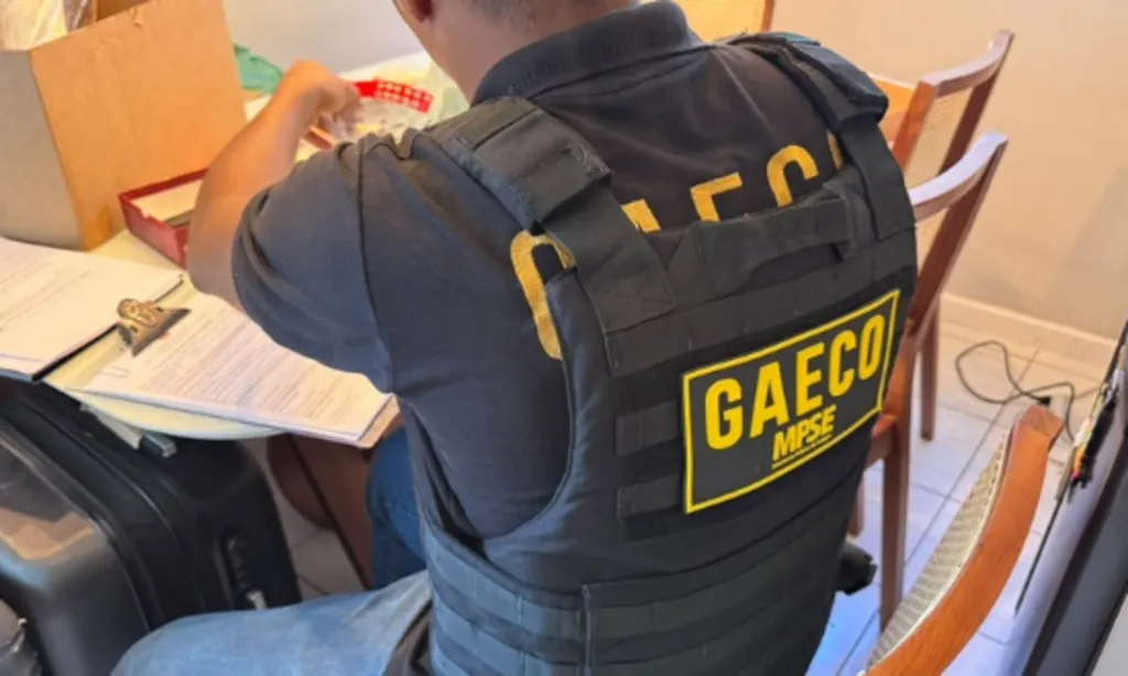Operação do MP em Sergipe prende dois policiais e um empresário; armas e drogas são apreendidas