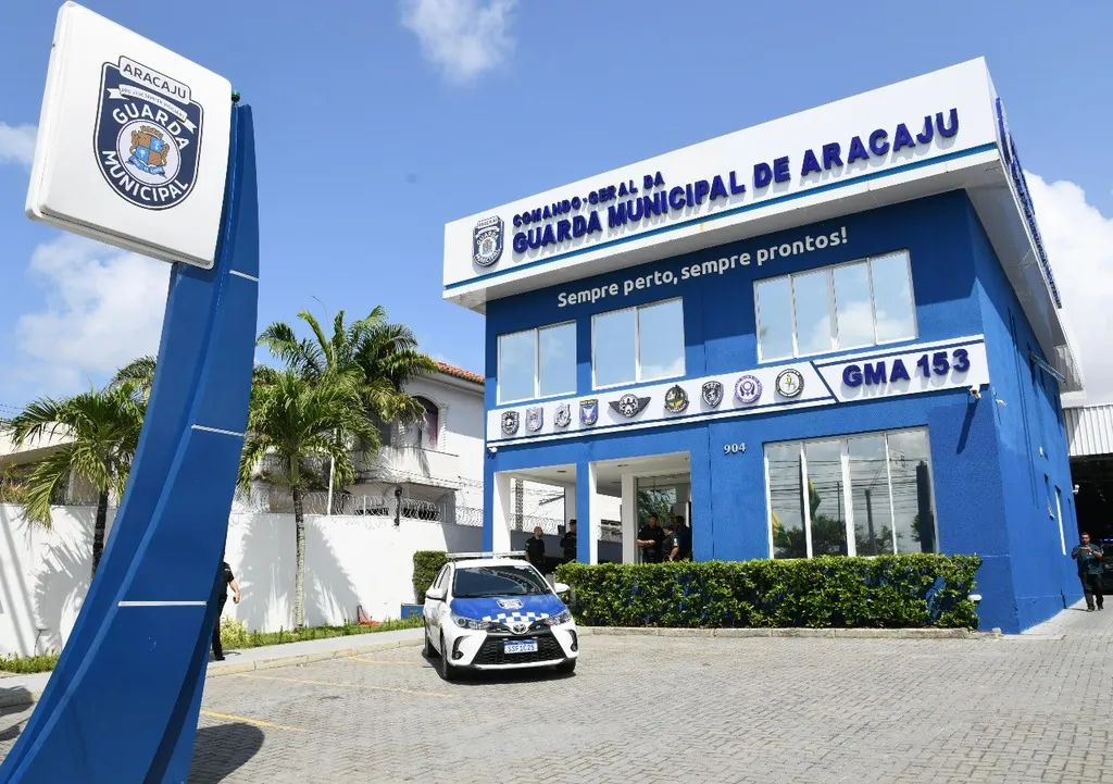 A foto mostra a sede da Guarda Municipal em Aracaju. Na imagem aparece uma viatura.