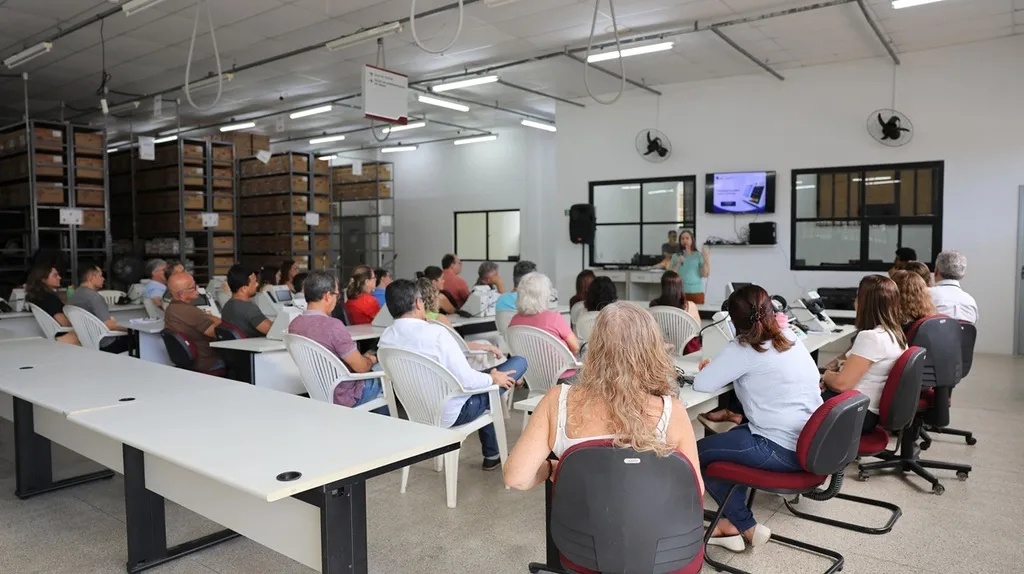 Últimas instruções para dar início a preparação da distribuição das urnas em Sergipe. (Foto: TRE-SE)