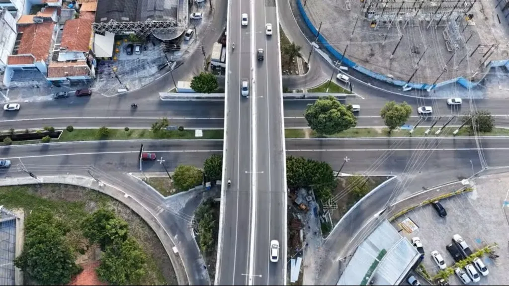 Retorno sob viaduto da Francisco Porto é liberado e trânsito volta ao normal na região