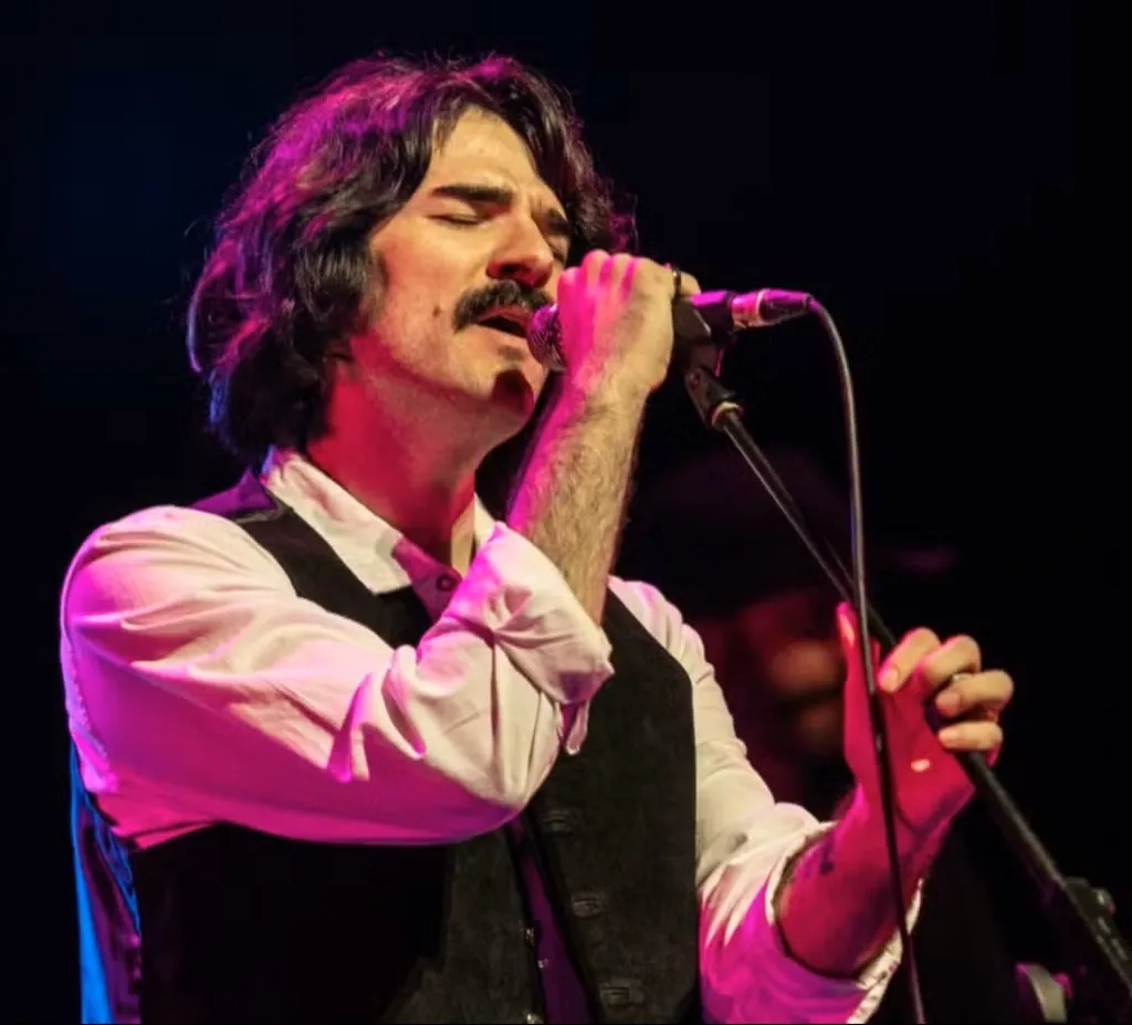 Cantor André Abreu faz tributo a Belchior