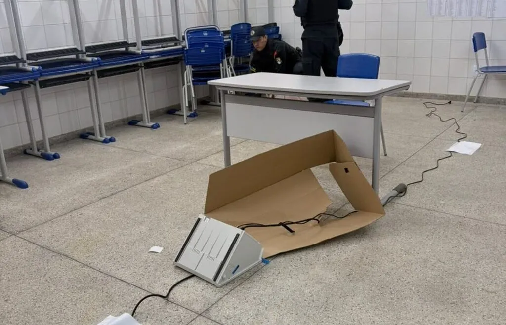 Durante a intervenção policial para conter a situação, a suspeita também teria agredido os policiais (Foto: PMSE)