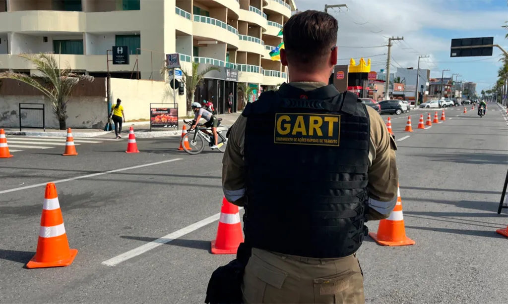 Na foto aparece um agente da SMTT com cones laranja na via